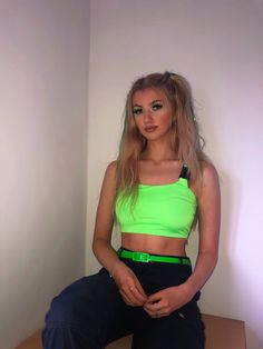 Neon Green Crop Top Outfit, Neon Green Outfit, Green Crop Top Outfit, Green Lashes, Neon Green Crop Top, Black Festival Outfit, Rave Outfits Women, Makeup Festival, Neon Rave