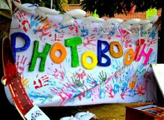 there is a sign that says photoboom painted on it