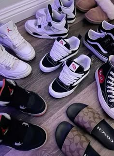 Pretty Sneakers, Dr Shoes, Trendy Shoes Sneakers, Pretty Shoes Sneakers, Kicks Shoes, Jordan Shoes Retro, All Nike Shoes, Shoes Outfit Fashion, Shoe Wishlist