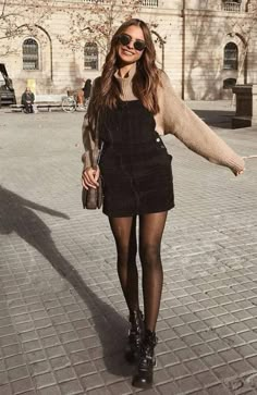 Scotland Outfit Ideas, Beige Summer Dress, Scotland Fashion, Dress And Boots, Author Event, Pullovers Outfit, Simple Fall Outfits, Berlin Fashion, Pullover Outfit