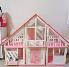 Vintage Pink Barbie A-frame dream house 1979 Vintage Barbie Dream House, Barbie Cookies, Barbie Display, Barbie Houses, Barbie Fairytopia, Barbie Dreamhouse, Princess And The Pauper, Vintage Nostalgia, Childhood Memories 70s