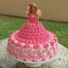 a barbie doll cake with pink roses on it's bottom tier and the words encapotadasamika written in spanish