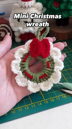 Christmas Crochet Beginners, Crochet Decor Christmas, Diy Christmas Decorations Crochet, Crochet Mini Wreath Pattern Free, Christmas Present Crochet, Crochet Christmas Reef, Christmas Crochet Decor Ideas, Diy Crochet Christmas Decorations, Diy Crochet Christmas Gifts