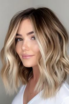 40+ Gorgeous Blonde Highlights Ideas To Try This Year - Flo's Blog Ginger Brown Hair Color, Highlight Techniques, Ginger Brown Hair, Shoulder Length Hair Blonde, Blonde Highlights Ideas, Natural Blonde Highlights, Male Dress, Subtle Blonde Highlights, Highlights Ideas