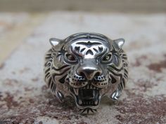 Vintage Sterling Silver Tiger Head Ring ...Marked 925...Total of weights 10.8grams....Measure of Face 18.2mmIt's in very good vintage condition. Tiger Ring, Head Ring, Tiger Head, Sterling Silver Flowers, Dream Jewelry, Silver Flowers, Jewelry Vintage, White Topaz, Vintage Sterling Silver