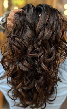 2023 Fall Long Hair Trends For Women, Fall Hair Colors 2023 Trends Brunette, Hair Colors Winter 2023, Beautiful Highlights Brunettes, Brunette Summer Hair 2023 Curly, Trendy Winter Hair Color Ideas, Fall Brunette Hair Color Balayage 2023, Cool Tone Low Lights For Brown Hair, Hair Color Ideas For Brunettes Fall 2023