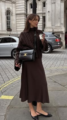 Autm Outfit, Paris Fall Outfits, Brown Skirt Outfit, Midi Skirt Outfit, Rock Outfit, Paris Outfits, Elegante Casual, Modest Fashion Outfits