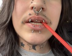 Angel fangs piercing vertical labret jestrum Piercing Set Up, Mantis Piercing, Extreme Piercings, Body Modification Piercings, Dimple Piercing, Bridge Piercing, Lip Piercings, Piercing Inspo, Face Piercings