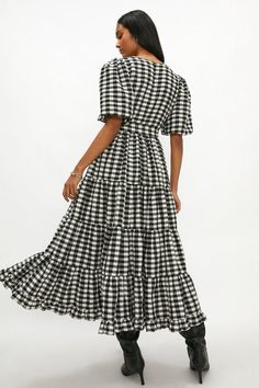 Imbued with prairie girl-charm, our checked cotton-blend midi dress transcends trends and seasons. Complete with feminine frilled trims and voluminous tiers, this wide-sleeved design will look chic for years to come.Style: Full Skirted DressDesign: CheckFabric: CrepeLength: MidiNeckline: WrapSleeve Length: Short Sleeve Look Chic, Full Skirt, Dress Collection, Buy Online, Cotton Blend, Midi Dress, Dresses, Design