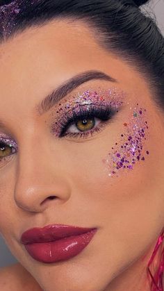 Kesha Glitter Makeup, Fairy Costume Makeup Glitter, Make Glitter Carnaval, Glitter Face Paint Ideas, Glitter Bar Ideas, Face Glitter Ideas, Make Up Carnaval