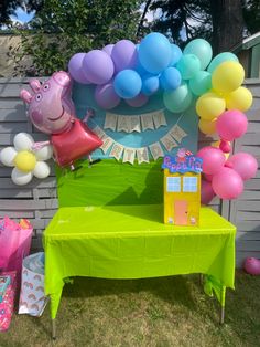 Diy Peppa Pig decorations Peppa Pig Balloons Arch, Peppa Pig Birthday Party Ideas Diy, Diy Peppa Pig House, Peppa Pig Diy Decorations, Peppa Pig 4th Birthday Party, Diy Peppa Pig Decorations, Peppa Pig Birthday Party Decorations Diy, Peppa Pig Pool Party, Peppa Pig Party Hats