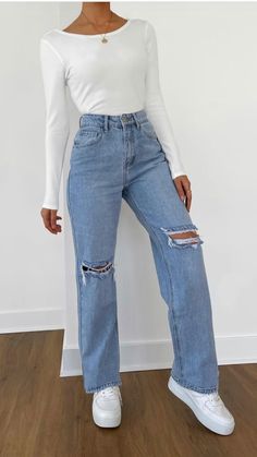 Comfortable Jeans Outfit, High Waist Ripped Jeans, Ripped Jeans For Women, Winter Mode Outfits, Ripped High Waisted Jeans, Wide Leg Jeans Outfit, Womens Ripped Jeans, Retro Jeans