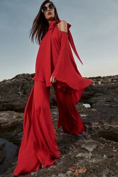 Défilés - Elie Saab Croisière 2020 - Défilé | Vogue Paris Long Sleeve Black Gown, Elie Saab Resort, Resort 2020, Bow Blouse, Dope Fashion, Style Spring, Red Outfit, Inspiration Mode