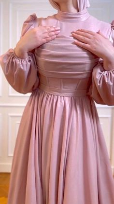 Muslim Fashion Dress Simple, Dress Soiree, Islamic Fashion Dresses, Cute Formal Dresses, Modest Dresses Fashion, Simple Gowns, Soiree Dress, Women Dresses Classy