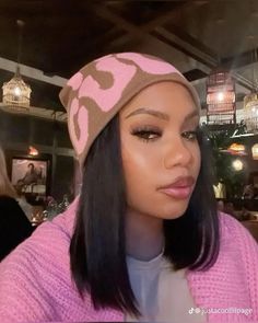 Beanie On Short Hair, Bob With Beanie, Beenie Outfit, Ren Core, Winter Hairstyles For Black Women, Easy Winter Hairstyles, Black Bob Wig