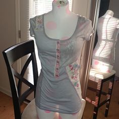 No Flaws; Like New Re//Posh Gray Short Sleeve Tshirt Boho Henley Button Up Patchwork Floral Size Large, Slim Fit Imo (Could Fit S/M As Well) Mannequin Size 4 As Shown Big Bundle Discount Reasonable Offers Accepted (Please Be Courteous There Are Selling Fees & Shipping Supply Costs) 5 Star Seller **All Orders Steam Sanitized & Shipped Within 24 Business Hours ** Anthro Style, Y2k Fairycore, Anthropologie Top, Grey Shorts, Japanese Fashion, 5 Star, Anthropologie, Button Up, Beaded Necklace