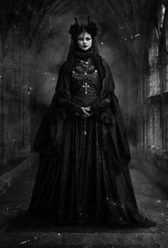 Victorian Vampire Aesthetic, Gothic Aesthetic Outfit, Dark Victorian Aesthetic, Victorian Gothic Aesthetic, Dark Gothic Fashion, Victorian Vampire, Vampire Aesthetic, Victorian Aesthetic, Queen Aesthetic