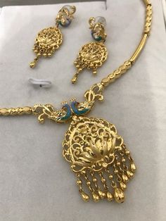 Punjabi Gold Jewellery Set, Gold Jewellery Set, Vintage Indian Jewelry, Coral Jewelry Set, Jewelry Necklace Simple, Rajputi Jewellery, Bridal Jewelry Sets Brides, Neck Pieces Jewelry, Gold Bangles For Women