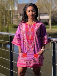 This beautiful dashiki dress / shirt can be worn by both men and women. It may be paired with jeans, leggings or a waist belt to make it more defined. For some, it can also be worn as a mini dress. This dress / shirt is perfect for any occasion. This shirt should traditionally be worn oversized. * Short Sleeve Shirt *Made of 100% Cotton * 2 Front pockets * Handwash recommended if possible or machine wash inside out at maximum 40 degrees celcius. This dashiki is made of original Angelina Java fab Casual Festival Kaftan With Vibrant Print, Casual Red Printed Kaftan, Red Long Sleeve Casual Kaftan, Casual Red Long Sleeve Kaftan, Casual Red Short Sleeve Tunic, Printed Short Sleeve Tunic For Festivals, Short Sleeve Printed Tunic For Festival, Casual Pink Printed Kaftan, Pink Tunic Kaftan Casual Style