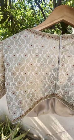 Off White Brocade Blouse, Rani Colour Blouse Design, White Work Blouse Designs, White Brocade Blouse, White Paithani, White Blouse Designs, Suits Pattern, Cotton Blouse Design