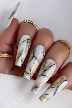 Marble Nails: 28 Classy Designs to Give Your Fingers a Makeover Black White Gold Marble Nails, Nails Marmur, Nails Design Marble, Marble Nails Ideas, Acrylic Nails Marble, White Marble Nails, Clear Glitter Nails, Black Marble Nails, Nye Nails