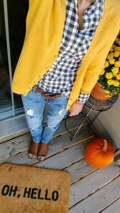 White Plaid Shirt Outfit, Yellow Cardigan Outfits, Mustard Yellow Cardigan, Plaid Shirt Outfits, Looks Jeans, Flannel Outfits, Yellow Cardigan, Pumpkin Season, Distressed Boyfriend Jeans