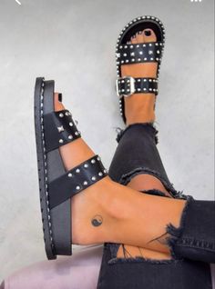 Sandals Design, Studded Sandals, Buckle Sandals, Crazy Shoes, Shoe Obsession, Cute Shoes, Look Fashion, Black Sandals, Me Too Shoes