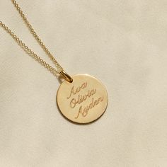 Wenn Sie ein personalisiertes Geschenk suchen, suchen Sie nicht weiter als unsere BEST SELLING Namenskette. Diese massive Goldkette kann mit allem graviert werden, was für Sie bedeutungsvoll und persönlich ist. Es ist auch ein Leben lang gemacht und kann täglich getragen werden. Egal ob du ins Fitnessstudio stoßst, duschest oder ins Bett gehst, es ist nicht nötig, es jemals abzunehmen. ⭐️ SO BESTELLEN: Wählen Sie im Dropdown-Menü aus den folgenden Optionen für die Anhängergröße. (das Videomodell 14k Gold Initial Necklace, Real Gold Necklace, Suede Jewelry, Gold Initial Necklace, Dainty Initial Necklace, Gold Coin Necklace, Solid Gold Necklace, Initial Necklace Gold, Personalized Gifts For Mom