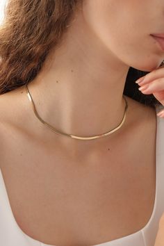 We creating this handmade flat snake chain necklace you see mother using 925 sterling silver and 14k gold. It is the perfect accessory that will suit your shine or make it feel special. It will be a unique gift that will add meaning to your precious days such as graduations, birthdays, mother's days, wedding events. If you like the personalized jewelry we have created for you, you can look at we other designs here: https://www.etsy.com/shop/DaintyPersonalizedCo Check out our social media @dainty Flat Necklace Gold, Snake Gold Necklace, Chain For Women Neck, Simple Gold Necklace Indian, Gold Chains For Women Design, Flat Snake Chain Necklace Gold, Chain Designs Gold Women, Aesthetic Gold Chain, Minimal Necklace Silver