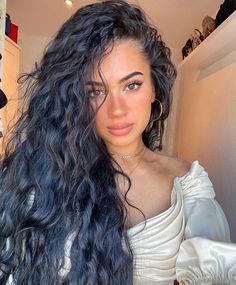 Dark Curly Hair Blue Eyes, Long Curly Black Hair, Curly Hair Color Ideas, Curly Hair Color, Black Hair Green Eyes, Black Hair Types, Tiny Curls, Black Wavy Hair, Girl With Green Eyes