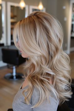 Update your look effortlessly with these simple yet striking blond hair color ideas. Creamy Vanilla Blonde Hair, Blond Hair Colors, Butter Blonde Hair, Blonde Layered Hair, Fall Blonde Hair