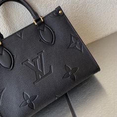 Description L.V On The Go PM Bag Monogram Empreinte 9.8in/25cm Black LV M45653 Rep 1:1 Size: 25 x 19 x 11.5cm / 9.8 x 7.5 x 4.5 inches (Length x Height x Width) Inspired by L.V’s famous Sac Plat from 1968, the OnTheGo PM tote is fashioned in Monogram Empreinte, embossed with a Medium Monogram pattern. This smaller version of the original OnTheGo fits essentials such as an iPad Mini. Articulated top handles and an adjustable removable strap offer a variety of carry options. Black Microfiber linin