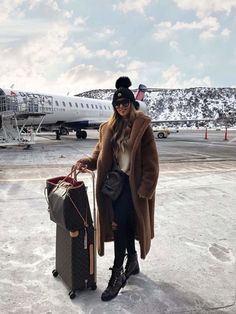 Aspen Outfit Winter, Aspen Trip, Airport Outfit Winter, Winter Vacation Outfits, Ski Trip Outfit, Apres Ski Outfits, Colorado Outfits, Mountain Outfit, Winter Travel Outfit