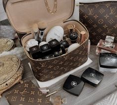 Louis Vuitton Makeup, Louis Vuitton Wallpaper, Louis Vuitton Monogram Handbags, Louis Vuitton Taschen, Pochette Louis Vuitton, Sac Louis Vuitton, Louis Vuitton Multicolor, Handbags Louis Vuitton, Smink Inspiration