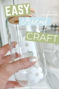 DIY Iced Coffee Glass Glass Can Vinyl Ideas, Cricut Etched Glass Projects, Cricut Glass Etching, Drinking Glasses Diy, Beginner Cricut Projects, Diy Iced Coffee, Iced Coffee Glasses, Beginner Cricut, Coffee Cup Crafts