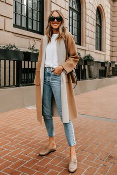 Tan Mules Outfit Casual, Beige Loafers Outfit Women, Beige Loafers Outfit, Beige Shoes Outfit, White Loafers Outfit, Gucci Loafers Outfit, Beige Sweater Outfit, Loafers Outfit Women, Tan Loafer