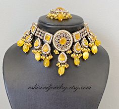 Yellow kundan necklace set with mangtikka. Luxury Hand-set Yellow Gold Kundan Necklace, Luxury Yellow Gold Bollywood Kundan Necklace, Yellow Jeweled Wedding Jewelry, Yellow Kundan Necklace For Wedding, Kundan Necklaces, Wedding Wear, Bollywood Fashion, Star Necklace, Indian Jewelry