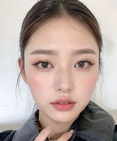 Pretty Light Makeup, Asian Light Makeup, Soft Features Women, Makeup Looks Natural Asian, Ulzzang Makeup Natural, Natural Makeup For Asian Women, Asian Makeup Looks Natural, Light Korean Makeup, First Love Makeup Style