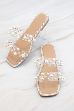 The sandals you'll be wearing from spring through summer! Color: Clear/ Pearls/ Tan - True to size - Two straps / Variety of pearl sizes - Tiny pearl border Turkey Clothes, Pearl Border, Pearl Wedding Shoes, Pretty Sandals, Pearl Sandals, Rose Vines, Summer Color, Pearl Wedding, Pearl Size