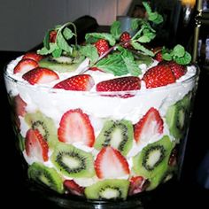 a cake decorated with kiwis and strawberries