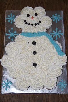 there is a frosted snowman made out of icing