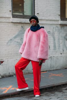 Street Style at New York Fashion Week Fall 2018 | POPSUGAR Fashion New York Street Style, New Street Style, Get Ready With Me, Pink Fur, Cooler Look, Looks Street Style, Street Fashion Photography, Black Women Fashion, Street Style Inspiration