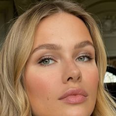 Julia Wren Makeup Artist on Instagram: "Some more bridal makeup inspiration ✨….. Glowing skin with a rosey blush, a warm taupe shimmer & individual lashes. Hair by @clare.on.hair using @colorwowhair for a loose wave.  Makeup products by @chantecaille @clarinsuk @charlottetilbury @mykitco @glossier   #bridalmakeup #makeup #makeuptutorial #makeupartist #weddingmakeup" Super Natural Bridal Makeup, Beach Makeup Look Summer Sun Kissed, Blonde Wedding Makeup, Clean Wedding Makeup, Natural Glowy Wedding Makeup, Light Spring Makeup, Vs Angel Makeup, Wave Makeup, Elopement Hair