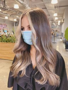 Money Pieces And Balayage, Brown Hair Blond Money Piece, Brown Money Piece Hair, Brown With Money Piece, Brown Hair Blonde Money Piece, Brown Hair With Money Piece Highlights, Brown Hair With Blonde Money Piece, Brown Hair With Blonde Underneath, Blonde Money Piece Hair