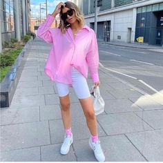 New With Tags. Oversized Fit Pink Shirt Outfit, Zara Street Style, Streetwear Blouse, Looks Pinterest, Mode Chanel, Oversized Shirts, Wear Crop Top, Shirt Female, White Sneakers Women