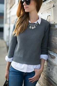 Collared Shirt And Sweater, How To Wear Jeans To Work, Collared Shirt Outfits, How To Wear Shirt, Preppy Mode, Sweater Layering, Winter Mode, Gray Sweater, Casual Work Outfits