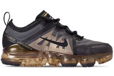 Nike Air VaporMax 2019 Black Metallic Gold (GS) - AJ2616-004 Nike Air Vapormax 2019, Vapormax 2019, Nike Vapormax, Black Gold Jewelry, Baskets Nike, Air Vapormax, Mens Nike Air, New Nike Air, Nike Air Vapormax