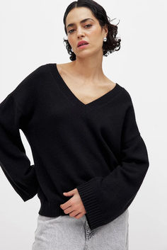 Oversized V-Neck Knitted Sweater Oversize Pullover, Tie Knots, Knitting Materials, Na Kd, Knitted Sweater, Soft Knits, Black Sweaters, Knitted Sweaters, Wrap Dress