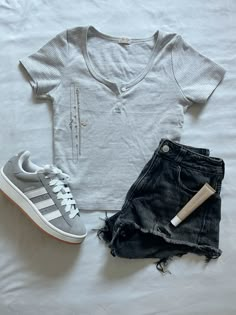 Outfits For Mall, Summer 2022, Plane Fits, Trendy Summer Fits T-shirts & Tank Tops, Cute Preppy Outfits For School, Freshman Outfits, Mall Outfit, Collage Outfits