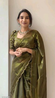 Sarees To Wear At Weddings, Sarees For Indian Wedding, Saree Blouse Styles Weddings, Saree Outfit Ideas For Wedding, New Saree Blouse Designs Patterns, Blouse Design For Designer Saree, Blouse Design For Traditional Saree, Net Saree Blouse Designs Weddings, Indian Wedding Saree Look